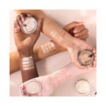 Iluminador-Catrice-More-Than-Glow-Tono-040-5.9-Gr