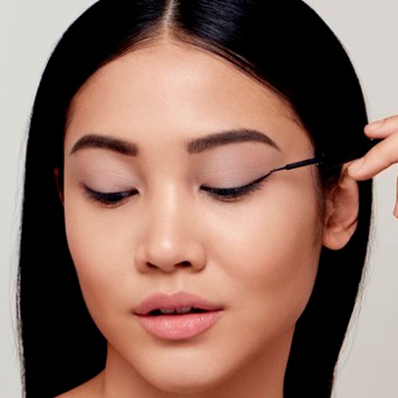 Delineador-Covergirl-Liquido-Get-In-Line-De-Ojos-Major-Mattebalck