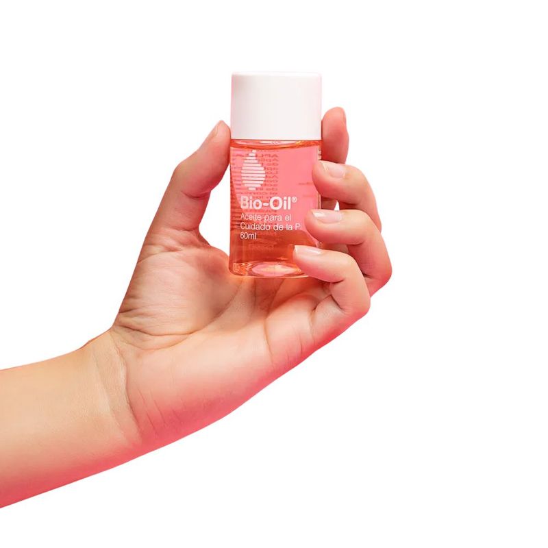 Persona-sosteniendo-en-la-mano-un-frasco-pequeño-de-Bio-Oil-Aceite-60ml-ideal-para-el-cuidado-de-cicatrices-y-estrias