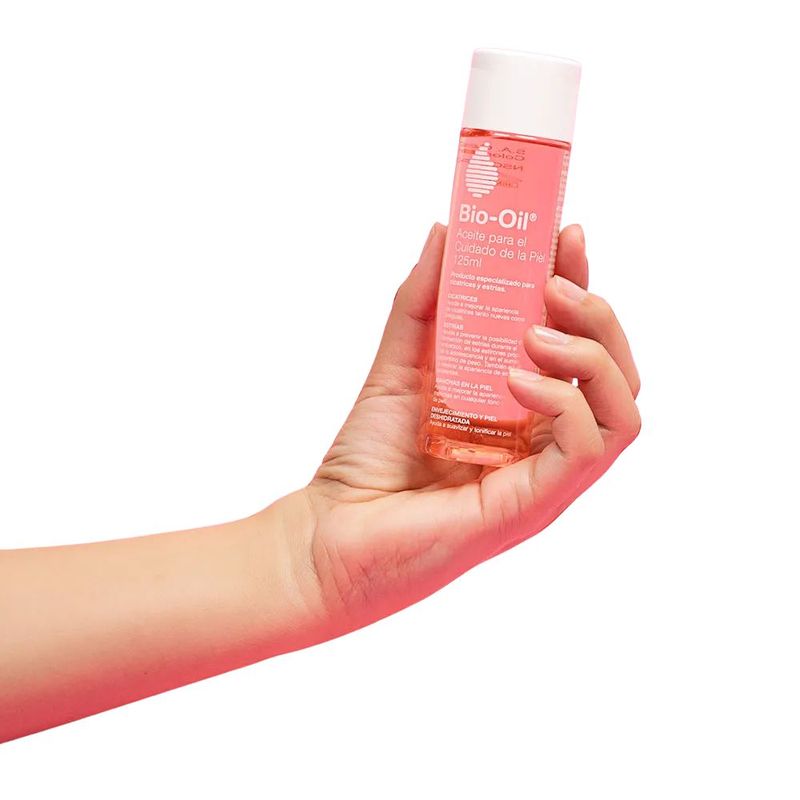 Bio-Oil-Aceite-para-el-Cuidado-de-la-Piel-25ml.-Botella-de-aceite-para-cicatrices-y-estrias-en-la-mano-de-una-persona.