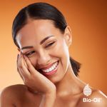 Mujer-sonriente-con-piel-radiante.-Publicidad-de-Bio-Oil-para-una-piel-sana-y-luminosa