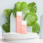 Bio-Oil-Aceite-para-el-Cuidado-de-la-Piel-125ml-y-60ml.-Dos-tamaños-de-aceite-para-cicatrices-y-estrias-sobre-pedestal-decorado-con-plantas