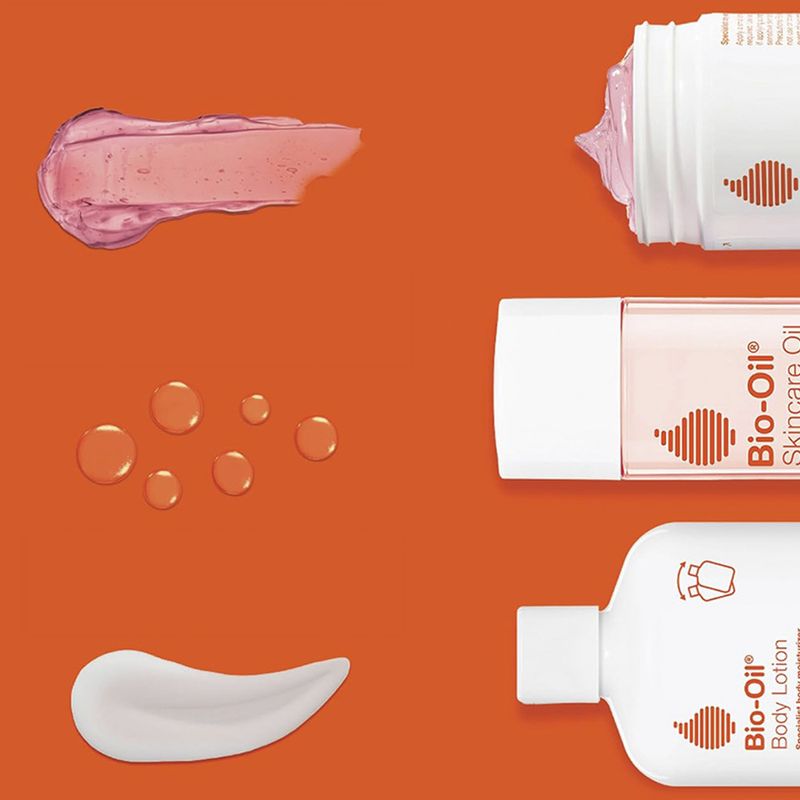 Productos-de-Bio-Oil.-Gel-para-Piel-Seca-Aceite-para-el-Cuidado-de-la-Piel-y-Locion-Corporal-sobre-fondo-naranja-mostrando-la-textura-de-cada-uno