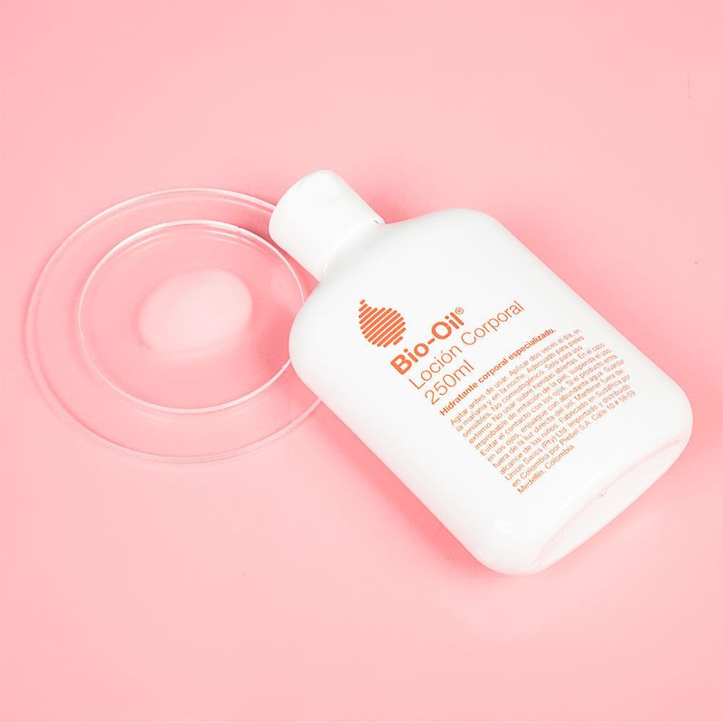 Botella-blanca-de-Bio-Oil-Locion-Corporal-de-250ml-apoyada-sobre-una-superficie-clara-con-un-disco-de-plastico-transparente-detras.-La-etiqueta-muestra-el-logo-de-Bio-Oil-el-nombre--Locion-Corporal--en-español-el-tamaño-y-la-descripcion--Hidratante-corporal-especializado-ademas-de-otras-indicaciones.