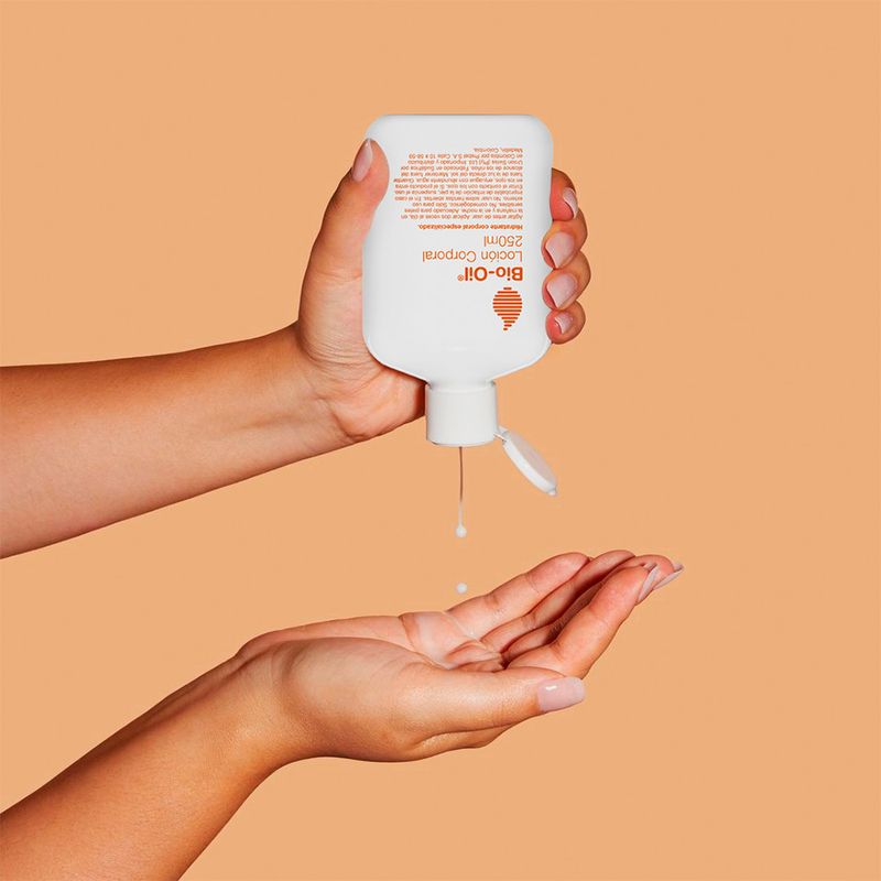 Aplicacion-de-Bio-Oil-Locion-Corporal-250ml.-Una-persona-vierte-la-crema-corporal-sobre-su-mano-mostrando-la-textura-del-producto