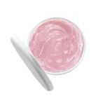 Primer-plano-de-la-textura-del-gel-para-piel-seca-de-Bio-Oil.-Crema-hidratante-de-color-rosa-en-el-interior-del-tarro